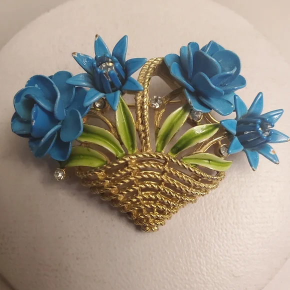 Vintage Trifari Floral Basket Brooch in Blue and Gold - Picture 3 of 8